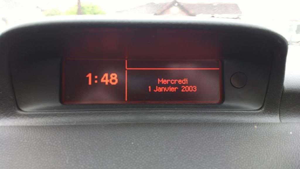 Peugeot 407 Migająca data i godzina na centralnym