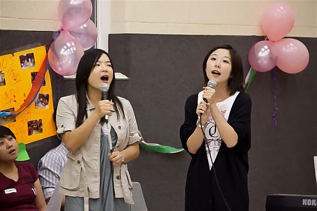 王琳和李悦姊妹领唱诗歌(1)